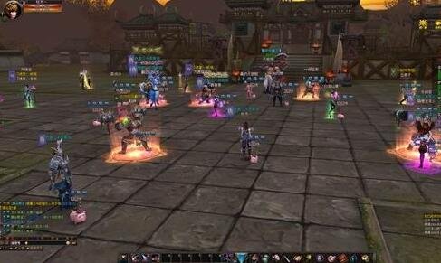 《隋唐演义OL》评测:世界喊话不要钱《隋唐演义OL》是由欢畅时代代理运营的一款3D武侠MMORPG,游戏以隋唐年间群雄并起为故事背景,用一个个经典的历史镜头带玩家体验隋唐乱世的英雄史诗。俗话说的好:乱世出英雄,诸位看官,和小编一起去隋唐乱世耍耍吧! 隋唐演义OL 游戏登陆界面 角色职业:PVP和PVE并重,职业特色鲜明 《隋唐演义OL》中提供了五种职业,分别是猛将、药师、游侠、刺客和少保。猛将在团队中起到坦克的作用,药师自然是奶妈,游侠是远程的DPS,刺客则高爆发的偏重PVP的职业,最后的少保定位是团队中的多面手,在PVP方面也有着更灵活的发挥。游戏中在选择职业后有少量的捏脸选项可供选择。 隋唐演义OL 角色创建界面 上手体验:半写实水墨画风,打击感略微无力 游戏画面采用半写实画风,整体风格清新秀丽,水墨中国风十足,人物的服饰和色彩搭配方面处理的不错,建筑风格也可圈可点。不过贴图材质不够精细,好在远景效果还算开阔。整体来说画面质量在中游水平。游戏中的打击感做的略微薄弱,和音效不是很同步。 隋唐演义OL 战斗画面 隋唐演义OL 远景还行 核心玩法:任务、副本、和挂机 《隋唐演义OL》中提供了海量的任务和大量的副本,为玩家提供了大量的义气值来源,由于职业设定趋于PVE,和好兄弟一起下副本也是一件十分有意思的事情,由于武器的修炼的设定,大量的挂机修炼玩家也是游戏中一道独特的风景线。游戏中独有的成就系统也让玩家清晰的看到自己的成长足迹,让无聊的刷怪任务变得更有意义。 隋唐演义OL 挂机风景线 隋唐演义OL 血战副本 隋唐演义OL 成就系统 主要养成:武器修炼 《隋唐演义OL》中武器的属性在人物属性中所占比重很大,武器的修炼以挂机的形式进行,修炼时需要消耗义气值,而义气值通过打怪或任务获得,随着等级的提高,玩家也可以进行离线修炼,修炼到一定等级会获得天赋点,不同类型的武器天赋不同,由于每种职业都有两种适用武器,所以,也是对玩家职业发展类型的一个延伸。游戏中的高级装备支持变形功能,可以开启更酷炫的外观。 隋唐演义OL 挂机修炼 隋唐演义OL 多种天赋选择 17173评分:6.1分 经过体验之后,小编认为《隋唐演义OL》的内容能够满足绝大多数的玩家,副本、PK、强化、团战等很多内容都完善,游戏有一点比较良心的是:世界喊话不要钱,这点对于那些对刷喇叭深恶痛绝的玩家来说是个好消息。