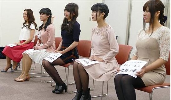 如龙6夜店女郎海选现场:黑丝深V似曾相识