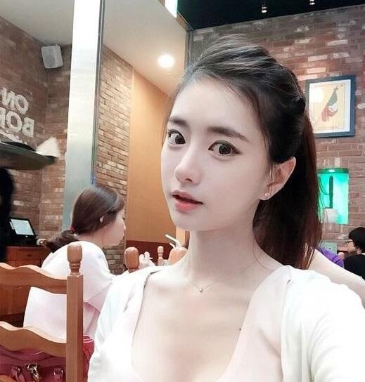 韩国J杯女主播晒新照:酥胸半露吃美食