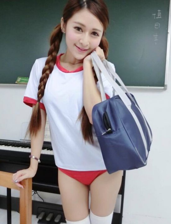 台湾Showgirl晒比基尼性感照 立志当小智