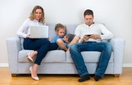 外媒:美国半数青少年承认对手机上瘾