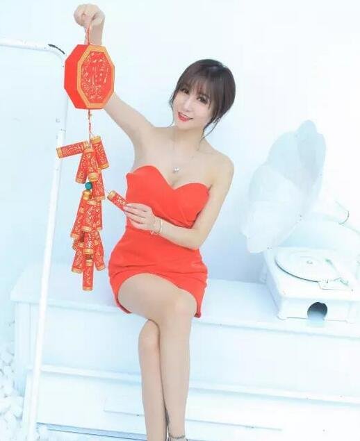 春节也要秀美腿 混血showgirl拜年写真曝光