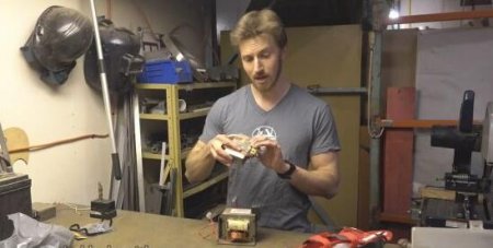 大神打造《美国队长3》科幻盾牌:真能来回飞