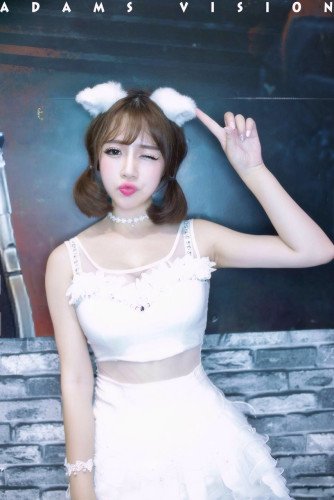 Showgirl卖萌写真诱惑众生 童颜巨乳杀伤力大