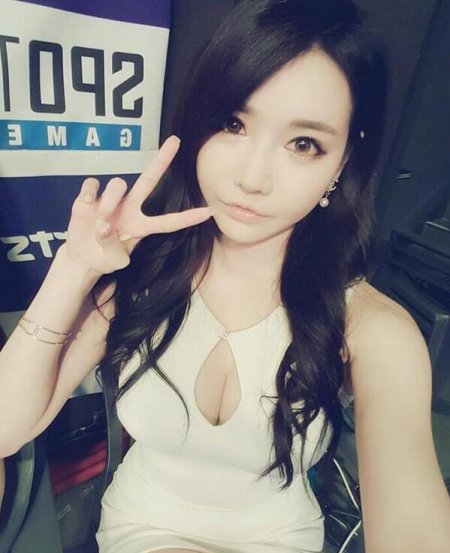 韩国人气车模韩佳恩:颜值爆表 乳量惊人!