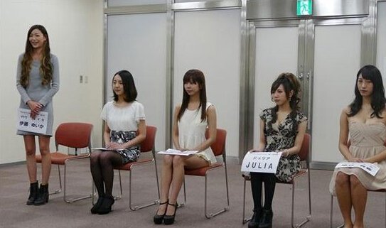 如龙6夜店女郎海选现场:黑丝深V似曾相识