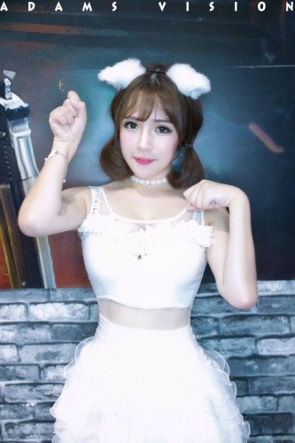 Showgirl卖萌写真诱惑众生 童颜巨乳杀伤力大