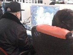 上阵父子兵 儿子带五旬父亲网吧双排LOL