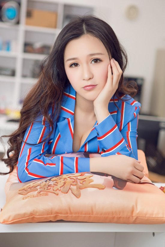 《西楚霸王》美女客服曝光 丝袜美女献福利