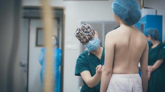 年入百万网络女主播：隆胸是获得粉丝的原因