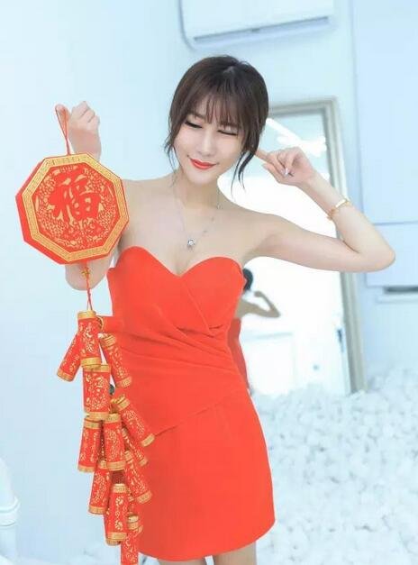 春节也要秀美腿 混血showgirl拜年写真曝光