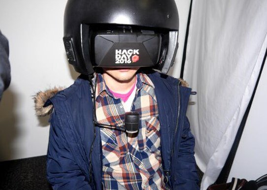 情人节也可以虚拟?岛国记者用VR约会女优