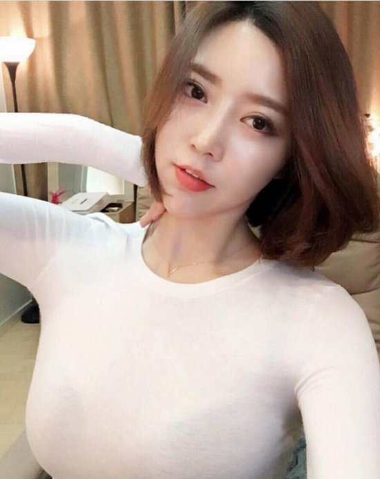 韩国女主播米娜晒新照：你胸大你先说
