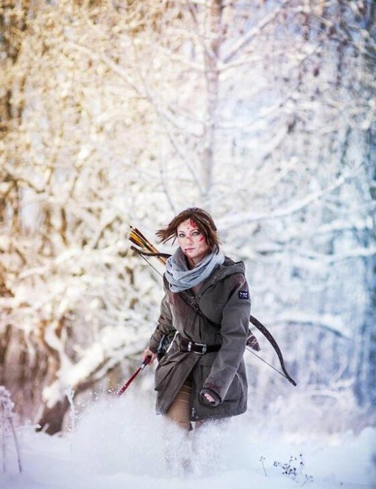 《古墓丽影：崛起》劳拉绝美Cos 美女头破血流