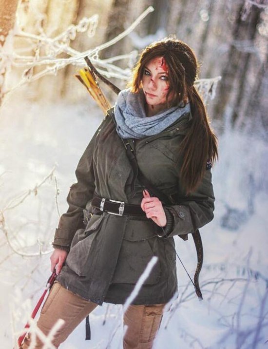 《古墓丽影：崛起》劳拉绝美Cos 美女头破血流