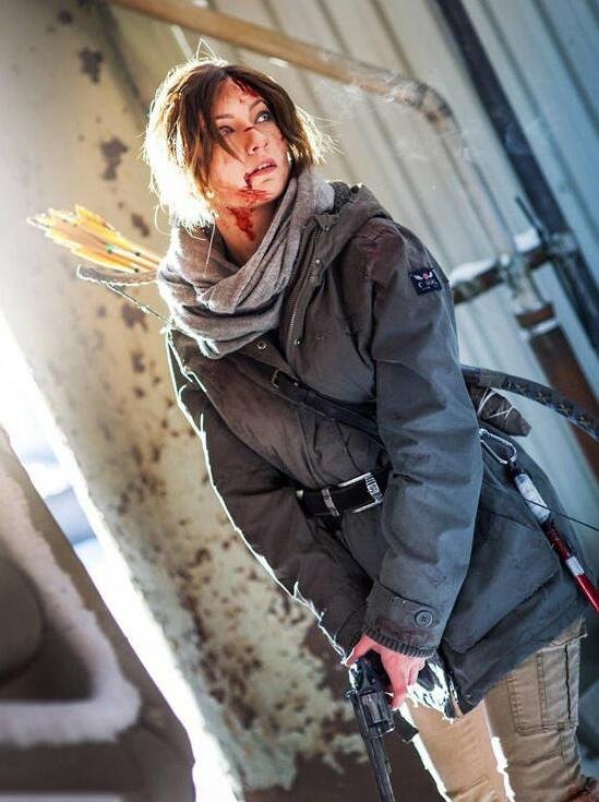 《古墓丽影：崛起》劳拉绝美Cos 美女头破血流